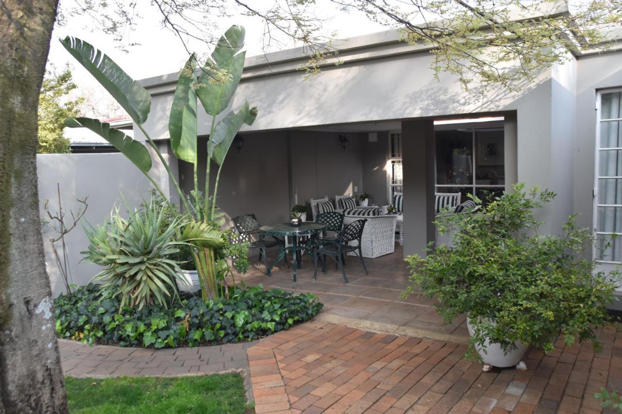 Rosebank Lodge Guesthouse By Claires Johannesburg Esterno foto