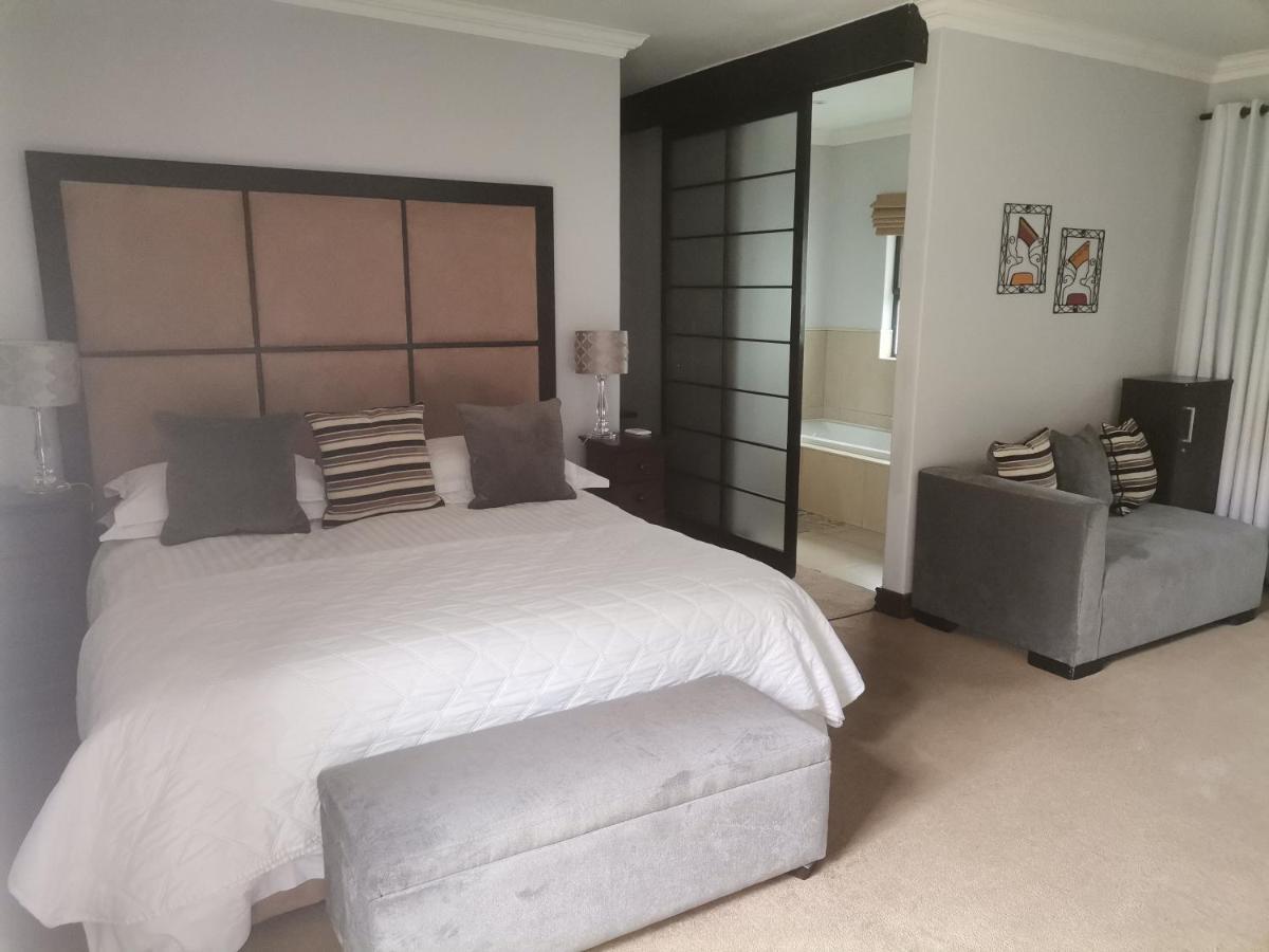 Rosebank Lodge Guesthouse By Claires Johannesburg Esterno foto