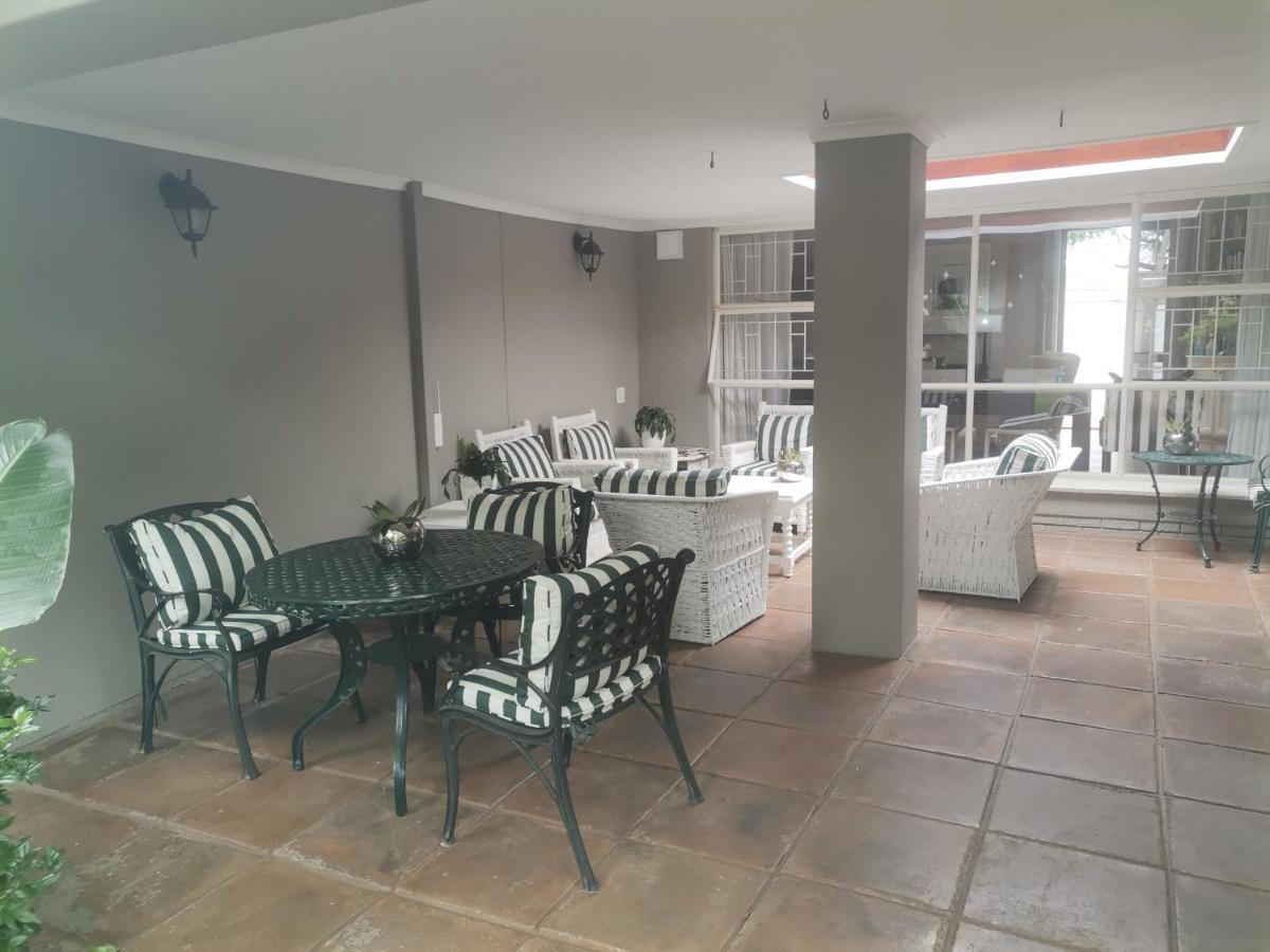Rosebank Lodge Guesthouse By Claires Johannesburg Esterno foto