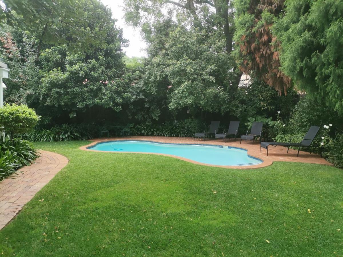 Rosebank Lodge Guesthouse By Claires Johannesburg Esterno foto