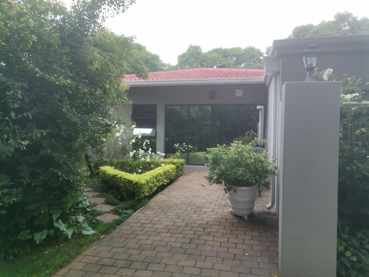 Rosebank Lodge Guesthouse By Claires Johannesburg Esterno foto