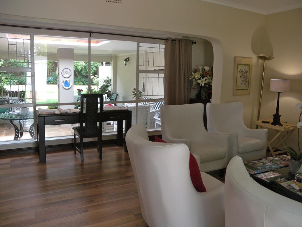 Rosebank Lodge Guesthouse By Claires Johannesburg Esterno foto