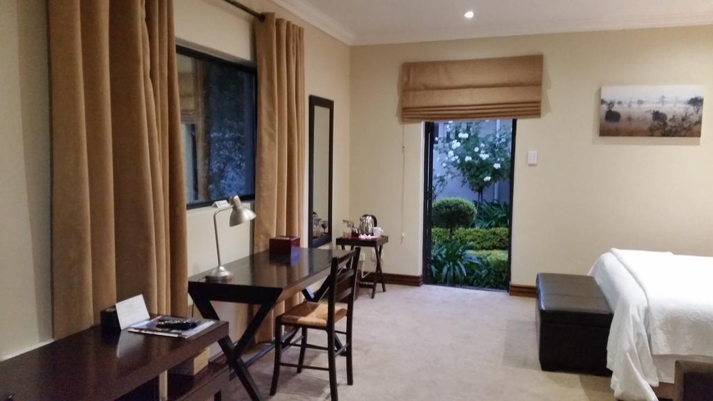 Rosebank Lodge Guesthouse By Claires Johannesburg Esterno foto