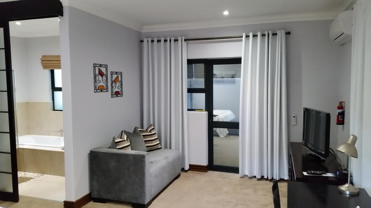 Rosebank Lodge Guesthouse By Claires Johannesburg Esterno foto
