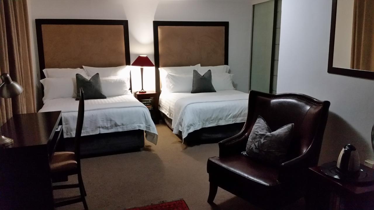 Rosebank Lodge Guesthouse By Claires Johannesburg Esterno foto