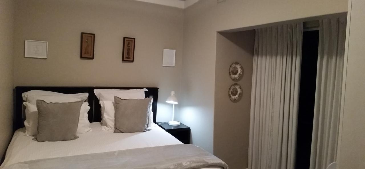 Rosebank Lodge Guesthouse By Claires Johannesburg Esterno foto